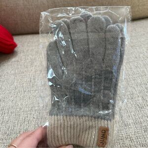 GREY GLOVES W FUR INSIDE